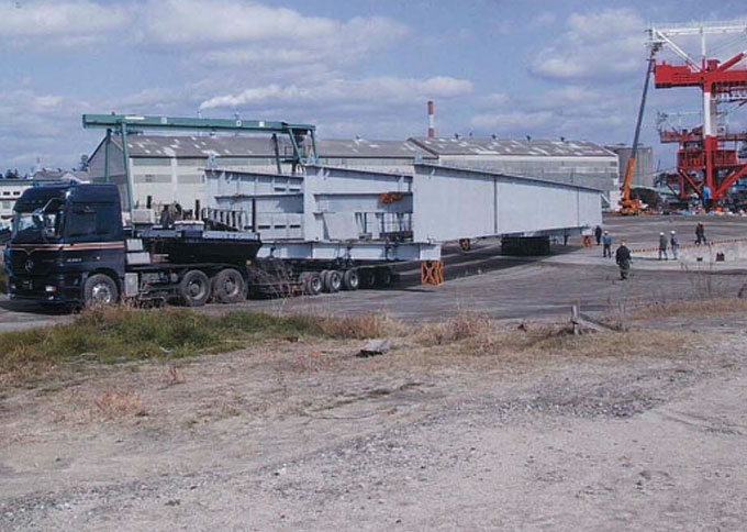 Low flatbed semi-trailer