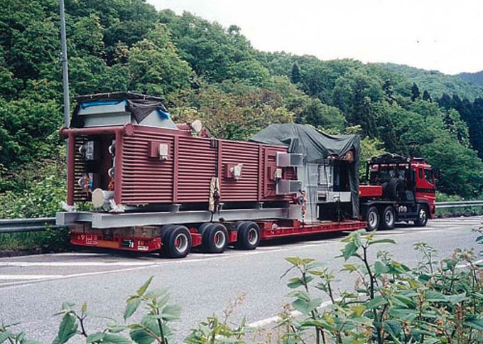Low flatbed semi-trailer