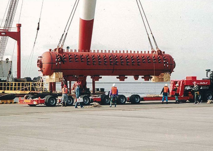 Low flatbed semi-trailer